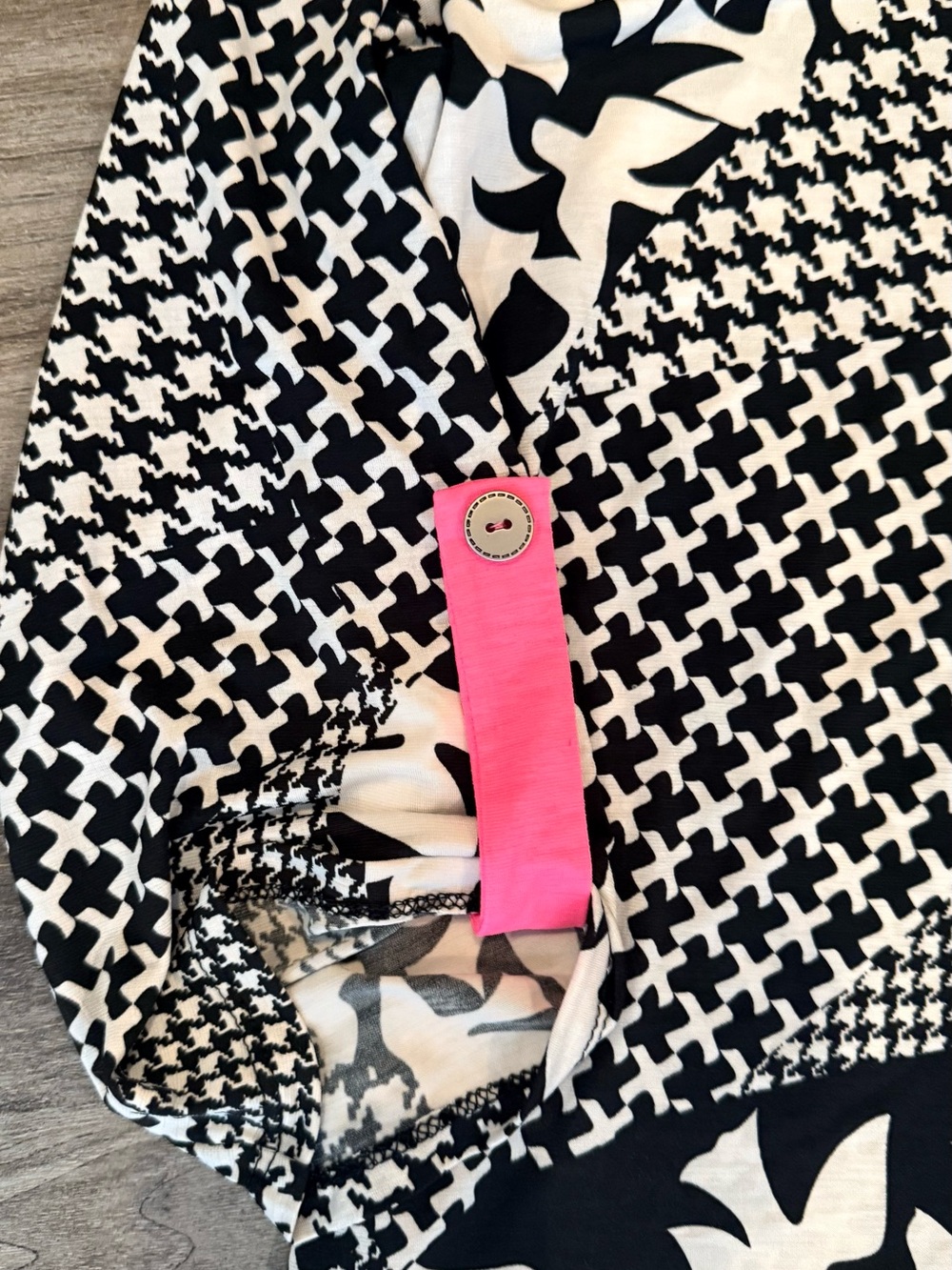 HoneyMe Black & White Geometric V-Neck Tunic Dress with Pink Trim NWOT - Picture 4 of 5
